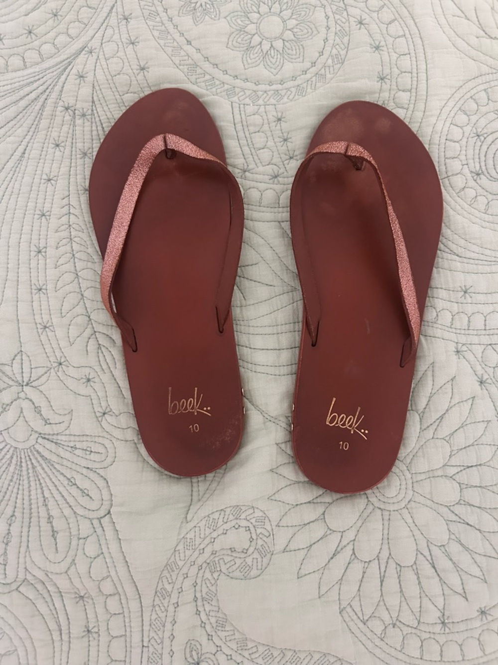 beek Women’s Rose Metallic Strap Flip Flop Sandals - Rose